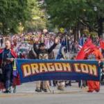 glada cosplayare på dragon con