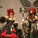 glada otakus som gör cosplays