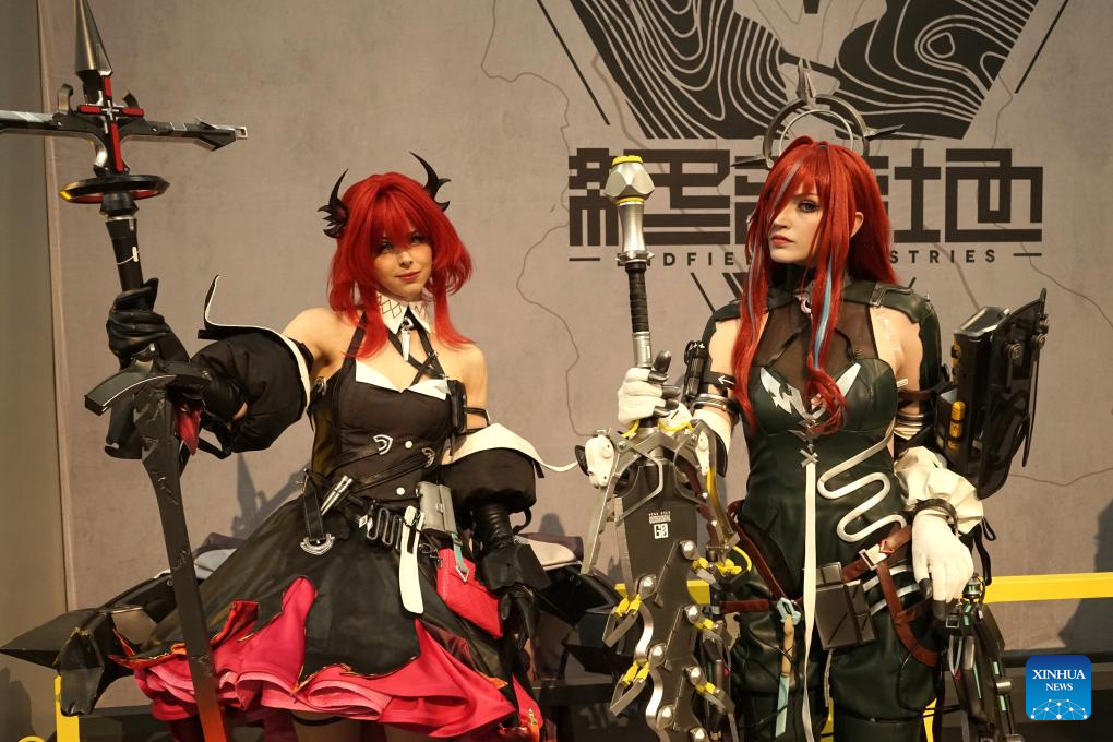 glada otakus som gör cosplays